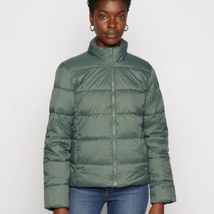 Gap Lightweight Puffer Jacket in New Vintage Green. Medium